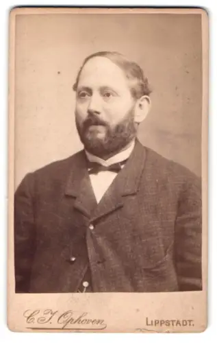 Fotografie C. J. Ophoven, Lippstadt, Elegantes Porträt eines Mannes