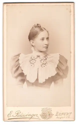 Fotografie E. Bissinger, Erfurt, Anger 25, Porträt einer Frau mit Spitzenkragen