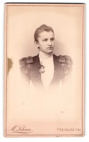 Fotografie M. Scherer, Freiburg i. Br., Kaiserstrasse 3, Porträt einer jungen Frau