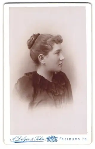 Fotografie A. Dilger & Sohn, Freiburg i. B, Rheinstrasse 30, Porträt einer jungen Frau im Profil