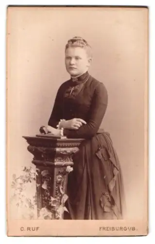 Fotografie C. Ruf, Freiburg, Kaiserstr. 5, Porträt einer Dame in dunklem Kleid
