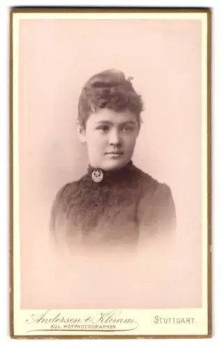 Fotografie Andersen & Klemm, Stuttgart, Charlottenstr. 8, Frau in elegantem Kleid