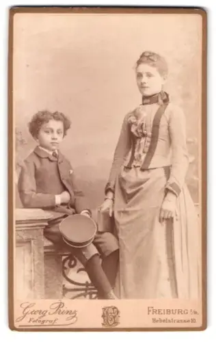 Fotografie Georg Prinz, Freiburg, Hebelstrasse 10, Stehendes Mädchen mit Buch und sitzender Junge