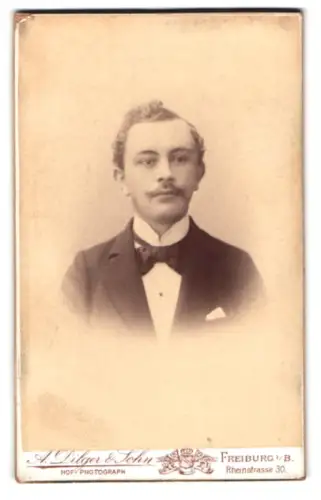 Fotografie A. Dilger & Sohn, Freiburg, Rheinstrasse 30, Porträt eines jungen Mannes mit Schnurrbart