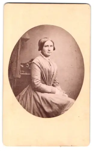 Fotografie unbekannter Fotograf und Ort, Porträt einer sitzenden Dame