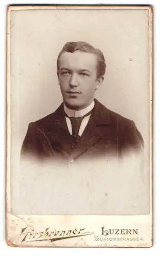Fotografie Hirsbrunner, Luzern, Zürichstrasse 4, Porträt eines jungen Mannes