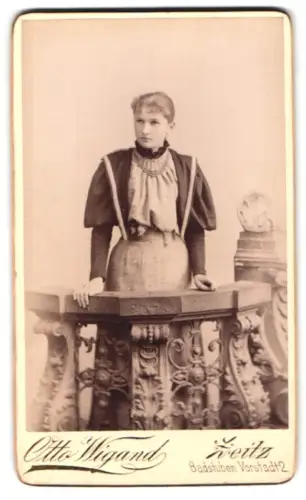 Fotografie Otto Wigand, Zeitz, Badstuben Vorstadt 2, Junge Frau an aufwendig verziertem Geländer