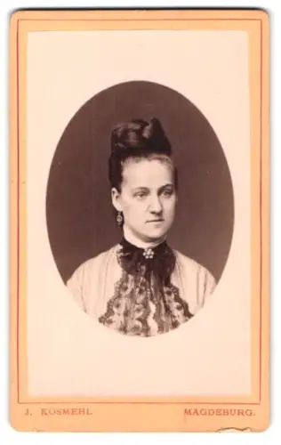 Fotografie J. Kosmehl, Magdeburg, Stephansbrücke 36, Elegantes Damenporträt