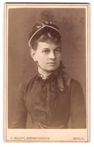 Fotografie O. Roloff, Berlin, Unter den Linden 24, Porträt einer Dame