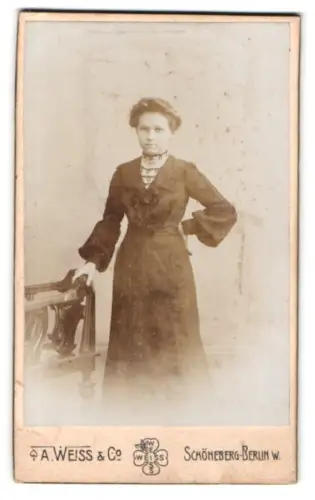 Fotografie A. Weiss & Co, Schöneberg-Berlin, Hauptstr. 14, Porträt einer Dame neben einem Stuhl
