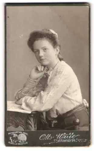 Fotografie Otto Witte, Berlin, Skalitzerstrasse 54, Junge Frau an einem Tisch