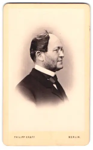 Fotografie Philipp Graff, Berlin, Jerusalemer Strasse 18, Profil eines Herren mit Brille