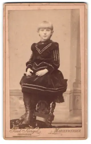 Fotografie Paul Kergel, Marienwerder, Marienburgerstr. Nr. 148, Porträt eines Kindes in elegantem Kleid