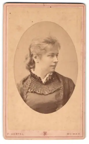 Fotografie F. Hertel, Weimar, Schützengasse 5, Porträt einer Frau im Profil