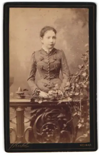 Fotografie Hertel, Weimar, Junge Frau in tailliertem Kleid