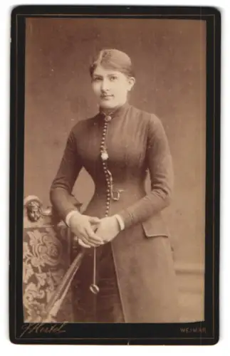 Fotografie Hertel, Weimar, Elegante Dame in tailliertem Kleid