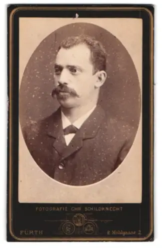 Fotografie Chr. Schildknecht, Fürth, Mühlgasse 2, Porträt eines Mannes mit Schnurrbart