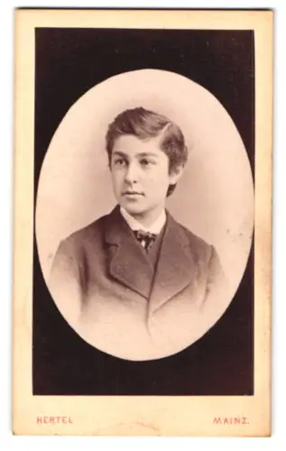 Fotografie Hertel, Mainz, grosse Bleiche 50, Porträt eines jungen Mannes