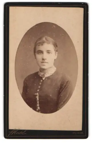 Fotografie Hertel, Weimar, Elegantes Porträt einer jungen Frau