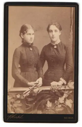 Fotografie Hertel, Weimar, Zwei Frauen zusammen im Atelier