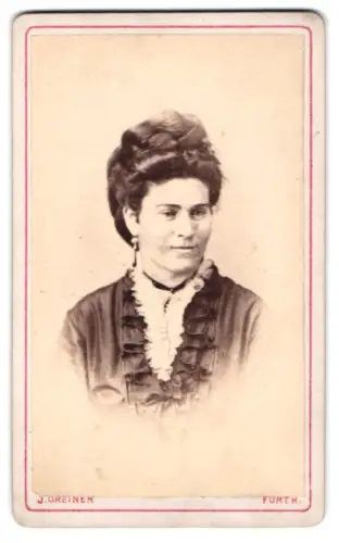 Fotografie J. Greiner, Fürth, Königstrasse 107, Porträt einer eleganten Dame