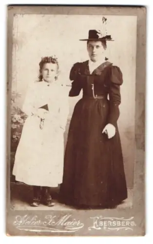 Fotografie J. Maier, Ebersberg, Frau und Mädchen zusammen im Atelier