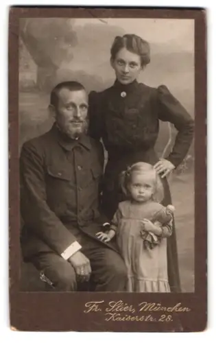 Fotografie Fr. Stier, München, Kaiserstrasse 28, Familienporträt mit Kind
