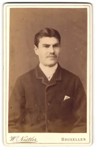 Fotografie Wilh. Nestler, Bruxelles, Marché aux herbes 86, Porträt eines jungen Mannes