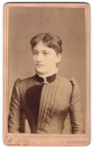 Fotografie W. Biede, Nürnberg, vor dem Wöhrder Thor, Porträt einer Dame