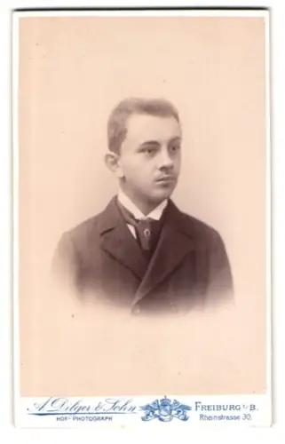 Fotografie A. Dilger & Sohn, Freiburg, Rheinstrasse 30, Porträt eines jungen Mannes