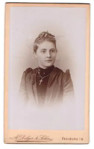 Fotografie A. Dilger & Sohn, Freiburg i. B., Rheinstrasse 30, Porträt einer jungen Frau