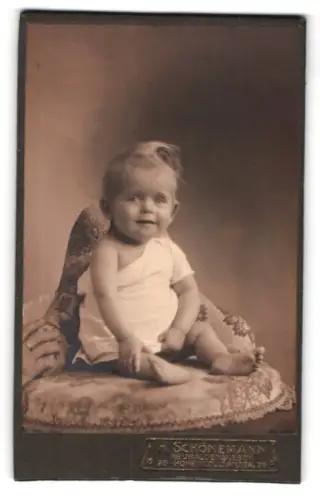 Fotografie Schönemann, Neuhaldensleben, Hohenzollernstr. 26, Portrait eines jungen Kindes