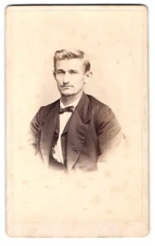 Fotografie W. Grigoleit, Rathenow, Porträt eines eleganten Mannes