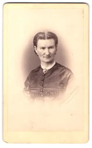 Fotografie Hermann Bückenwardt, Ort unbekannt, Porträt einer eleganten Dame