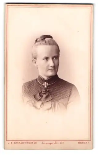 Fotografie J. C. Schaarwächter, Berlin, Leipziger Str. 130, Elegantes Porträt einer Dame