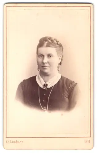 Fotografie O. Lindner, Berlin, Prinzen-Strasse 71, Porträt einer Frau mit geflochtenem Haar