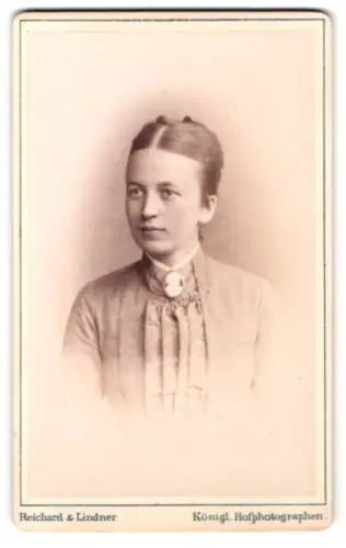 Fotografie Reichard & Lindner, Berlin, Unter den Linden 54/55, Porträt einer jungen Dame