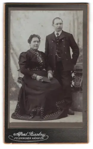Fotografie Alfred Stiastny, Feldkirchen /Kärnten, Paarporträt in eleganter Kleidung