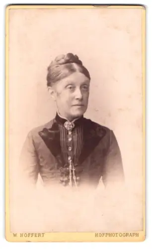 Fotografie W. Hoffert, Dresden, See Str. 10, Elegantes Portrait einer Dame