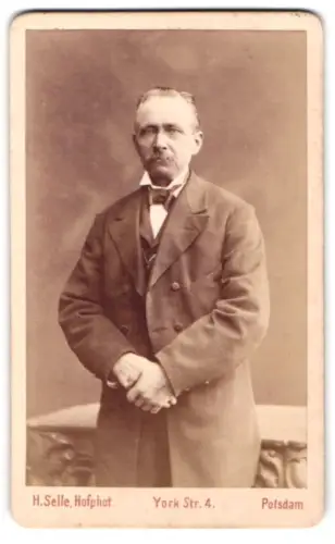 Fotografie H. Selle, Potsdam, York Str. 4, Portrait eines älteren Mannes in Anzug