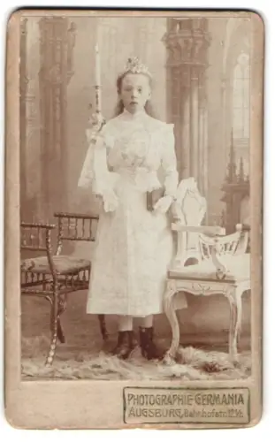Fotografie Photographie Germania, Augsburg, Bahnhofstrasse 12½, Mädchen in festlicher Kleidung mit Kerze