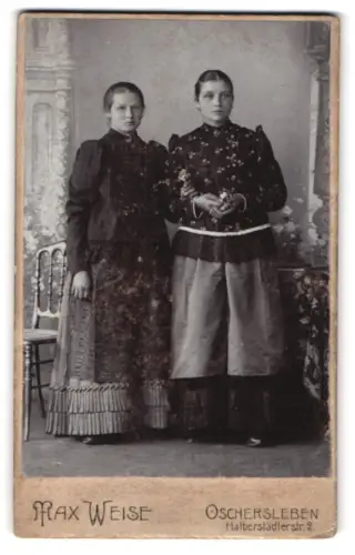 Fotografie Max Weise, Oschersleben, Halberstädterstr. 2, Zwei Frauen in eleganter Kleidung