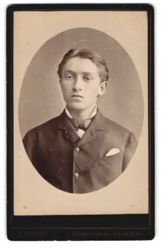 Fotografie W. Kandel, Nürnberg, Fürtherstrasse 44, Porträt eines jungen Mannes