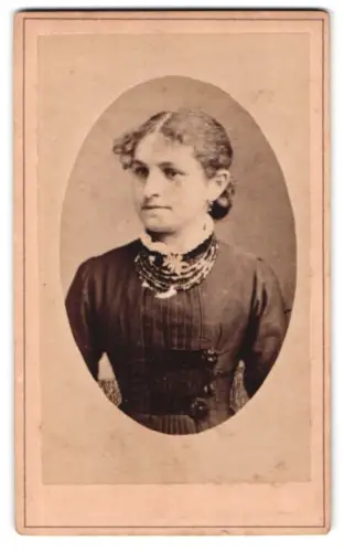 Fotografie G. M. Fettinger, Gunzenhausen, Elegantes Portrait einer Dame