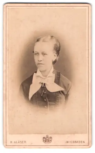 Fotografie H. Gläser, Wiesbaden, Taunusstrasse 19, Porträt einer jungen Frau