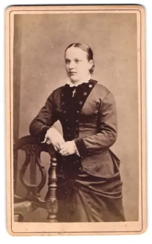 Fotografie G. M. Fettinger, Gunzenhausen, Porträt einer Frau in elegantem Kleid