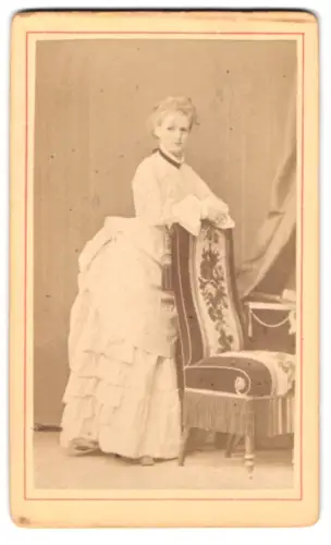 Fotografie unbekannter Fotograf und Ort, Elegante Dame mit Stuhl