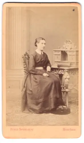 Fotografie Franz Neumayer, München, Neue Pferdstrasse 2, Dame im eleganten Kleid neben Tisch