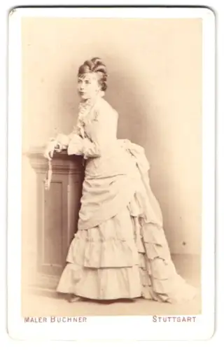 Fotografie Maler Buchner, Stuttgart, Elegante Dame in hellem Kleid