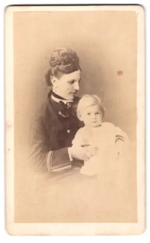 Fotografie F. Halm, Konstanz, Augustiner-Str. 590, Mutter mit Kind auf dem Schoss